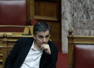 Τσακαλώτος: Μη λέτε ότι οι τράπεζες καταρρέουν