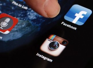 Περισσότερο από τα παιδιά τους, εθισμένοι στα social media οι Ελληνες γονείς