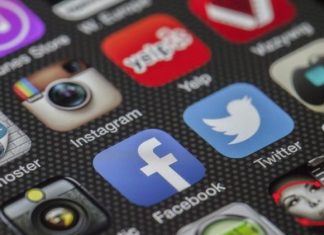 Στα 328 εκατομμύρια οι χρήστες του Twitter που παραμένει ζημιογόνο για 11ο χρόνο