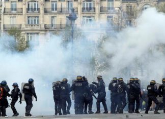 Επεισόδια και δακρυγόνα σε διαδήλωση στο Παρίσι