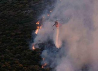 Τέσσερα χωριά και ένα μοναστήρι απειλεί μεγάλη φωτιά στην Αχαΐα