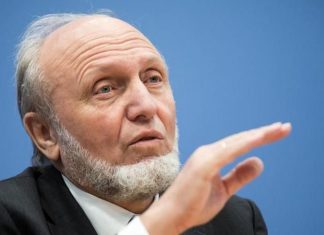 Χ.Β. Ζιν: «Προπαγάνδα» η δήθεν πρόοδος στην Ελλάδα