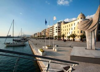 Σκάφος του Λιμενικού προσέκρουσε σε βράχια στην είσοδο του λιμανιού Βόλου