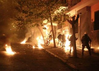 Επιθέσεις με μολότοφ στα Εξάρχεια