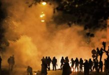 Στην εντατική δικηγόρος που τραυματίστηκε από φωτοβολίδα στα Εξάρχεια (video)