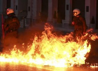 Επεισόδια και επιθέσεις μολότοφ στο κέντρο της Αθήνας