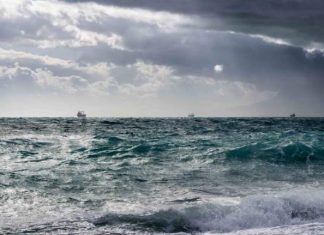 Σε ισχύ το απαγορευτικό απόπλου από Πειραιά, Ραφήνα και Λαύριο