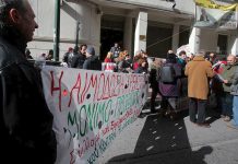 ΠΟΕΔΗΝ: Άκαρπη η συνάντηση με τον υπουργό Υγείας – Μικροεπεισόδια με ΜΑΤ