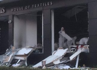 Ισχυρή έκρηξη στο κατάστημα Togas House of Textiles στη Λεωφόρο Βουλιαγμένης