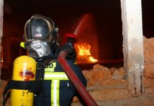 Ένας νεκρός από τη φωτιά σε εργοστάσιο στη Μάνδρα Αττικής (video)