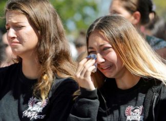 ΗΠΑ: Θρήνος για το μακελειό με τους 17 νεκρούς σε Λύκειο της Φλόριντα