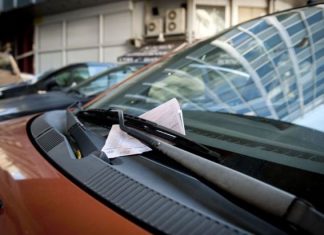 «Αδιόρθωτοι» οι Αθηναίοι παρκάρουν σε πεζόδρομους και ράμπες ΑΜΕΑ παρά τις κλήσεις