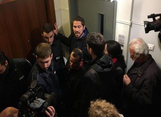 Πλειστηριασμοί: Ένταση έξω από συμβολαιογραφικό γραφείο με μέλη του κινήματος «Δεν πληρώνω» (upd)