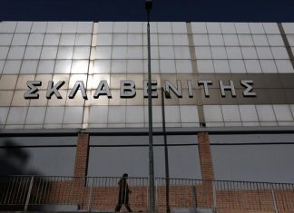 Σκλαβενίτης: Κλείνει 40 καταστήματα και αναπροσαρμόζει μισθούς