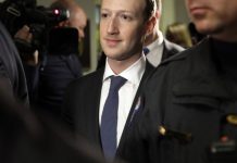 Με κοστούμι ο Ζούκερμπεργκ καταθέτει στο Κογκρέσο