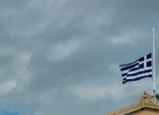 689 άνθρωποι απεγκλωβίστηκαν από τις ακτές της Ραφήνας – Μεσίστια η σημαία της Βουλής