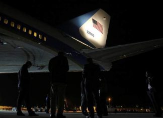 Δίωρη στάση στη Σούδα έκανε ο Τραμπ με το Air Force One