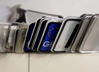 Επιστροφή πινακίδων από τη Δημοτική Αστυνομία Αθήνας