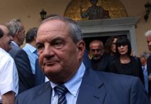 Στη Μύκονο για το μνημόσυνο της μητέρας του ο Κώστας Καραμανλής