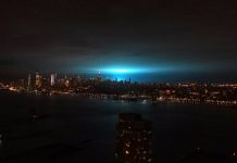 Χαμός στα social media με εκτυφλωτικό μπλε φως στη Νέα Υόρκη (video)