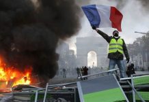 Le Monde: «Ανεκδιήγητες» οι βιαιότητες στο Παρίσι