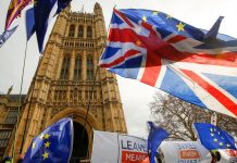 Αντιμέτωπη με πρόταση μομφής η Μέι μετά την καταψήφιση του σχεδίου της για το Brexit