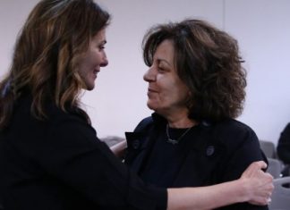 Στην προεκλογική μάχη και η Μπέτυ Μπαζιάνα – Πήγε στη δίκη της Χρυσής Αυγής