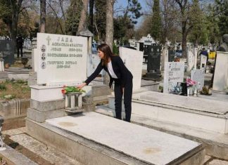 Στον τάφο του Αλέξη Ζορμπά στα Σκόπια, η Μπέττυ Μπαζιάνα