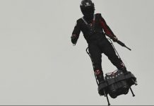 Γάλλος εφευρέτης πέταξε με flyboard την Ημέρα της Βαστίλης