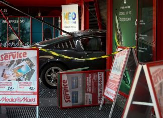 Νέα εισβολή με αυτοκίνητο σε κατάστημα ηλεκτρονικών στην Αγία Παρασκευή