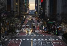 Ο κορονοϊός «σκοτώνει» θέσεις εργασίας στις ΗΠΑ