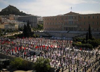 Συγκέντρωση ΚΚΕ – ΠΑΜΕ στο Σύνταγμα με αποστάσεις ακριβείας και μάσκες (φωτογραφίες)