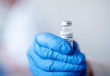 ΕΟΦ: “Καμία ένδειξη” ότι το εμβόλιο της AstraZeneca προκάλεσε θάνατο