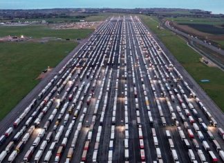 ΗΠΑ: Από 1η Νοεμβρίου σε ισχύ ο δασμός 25% στις εισαγωγές βαρέων φορτηγών οχημάτων