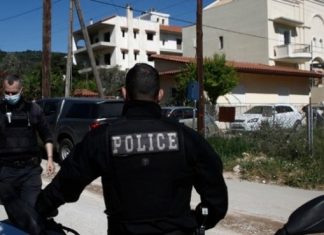 Καλάσνικοφ και πιστόλια βρέθηκαν σε κλεμμένο όχημα στα Καλύβια – Συνελήφθη 37χρονος