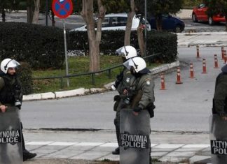 Επίθεση με μολότοφ σε αστυνομικούς στον λόφο του Στρέφη – Τραυματίστηκε ένας αστυνομικός
