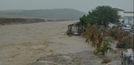 Ισχυρές βροχές και καταιγίδες σε Λέσβο και Χίο – Ζημιές στην Κατερίνη από υπερχείλιση της θάλασσας