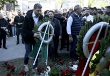 Κατάθεση στεφάνου Ανδρουλάκη στο Πολυτεχνείο: Τιμούμε όσους θυσιάστηκαν, αγωνίστηκαν, είχαν το σθένος να αντιμετωπίσουν τη δικτατορία