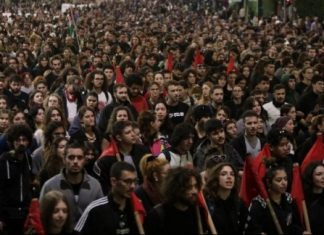 Σε εξέλιξη η πορεία για το Πολυτεχνείο