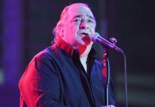 Πλήθος κόσμου λέει το τελευταίο αντίο στο Βασίλη Καρρά – Τελέστηκε η εξόδιος ακολουθία