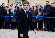 Ο Μακρόν ζήτησε από τον πρωθυπουργό του να παραμείνει «προς το παρόν για την σταθερότητα της χώρας»