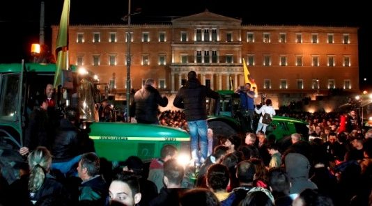 Έως το μεσημέρι του Σαββάτου θα παραμείνουν οι αγρότες στο Σύνταγμα