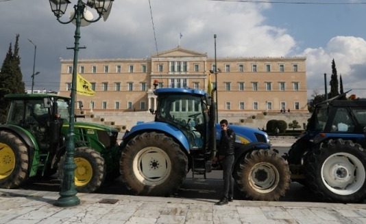 Αποχώρησαν από το Σύνταγμα οι αγρότες – Κανονικά η κυκλοφορία στην Αθήνα