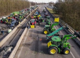 Γαλλία: Δρόμοι και γραμμές τρένων αποκλεισμένοι από οργισμένους αγρότες