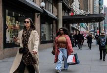 Οι ανησυχίες για την πολιτική του Τραμπ οδηγούν την καταναλωτική εμπιστοσύνη των ΗΠΑ σε χαμηλό 8 μηνών