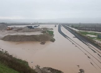 Λάρισα: 112 λόγω υπερχείλισης στον ποταμό Ενιπέα – Πλημμύρες στον Δομοκό – Διακόπηκε η σιδηροδρομική συγκοινωνία Αθηνών-Θεσσαλονίκης